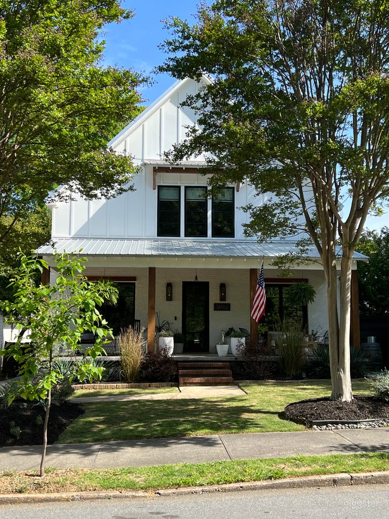  Modern Farmhouse in Prime Location 