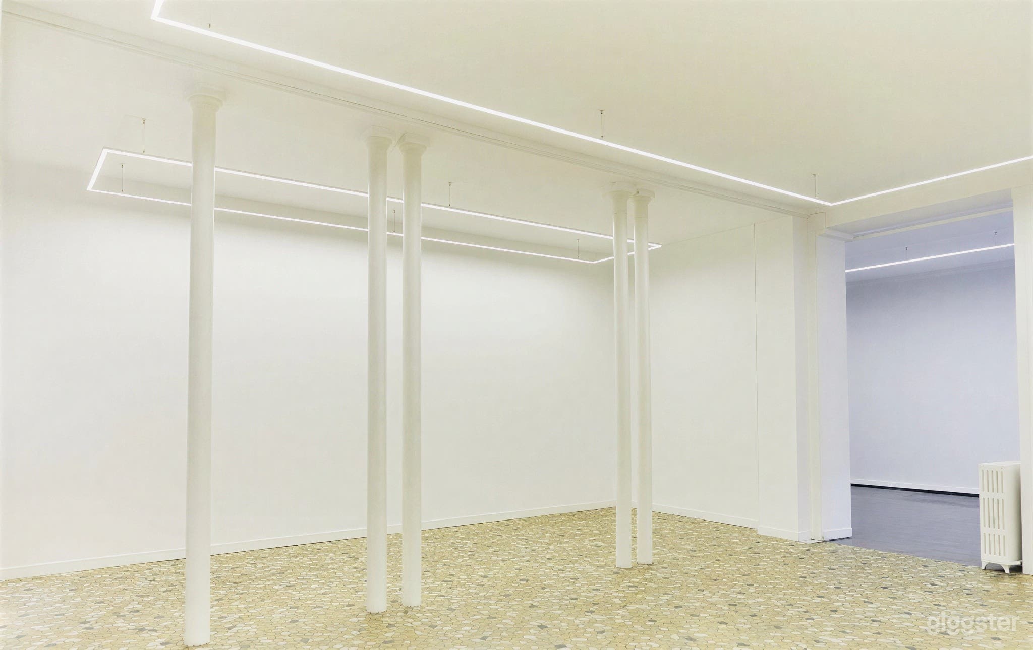 Photo de Galerie élégante à plafond haut 4