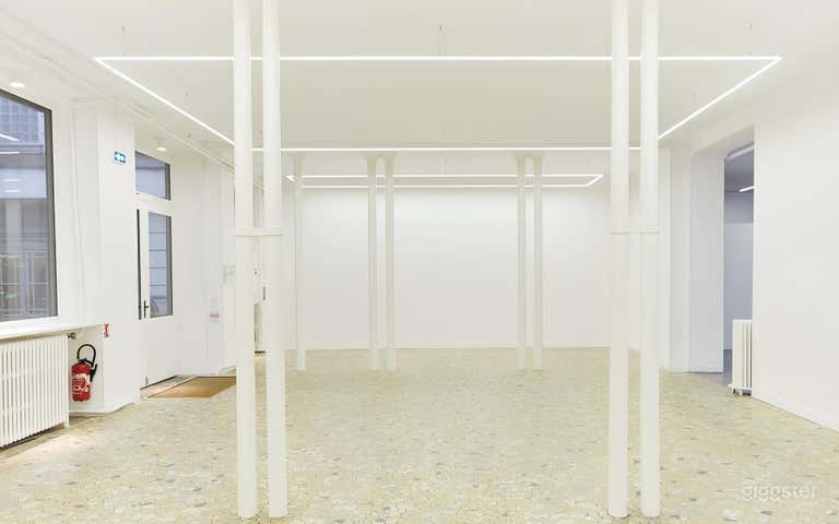  Galería elegante con techo alto 
