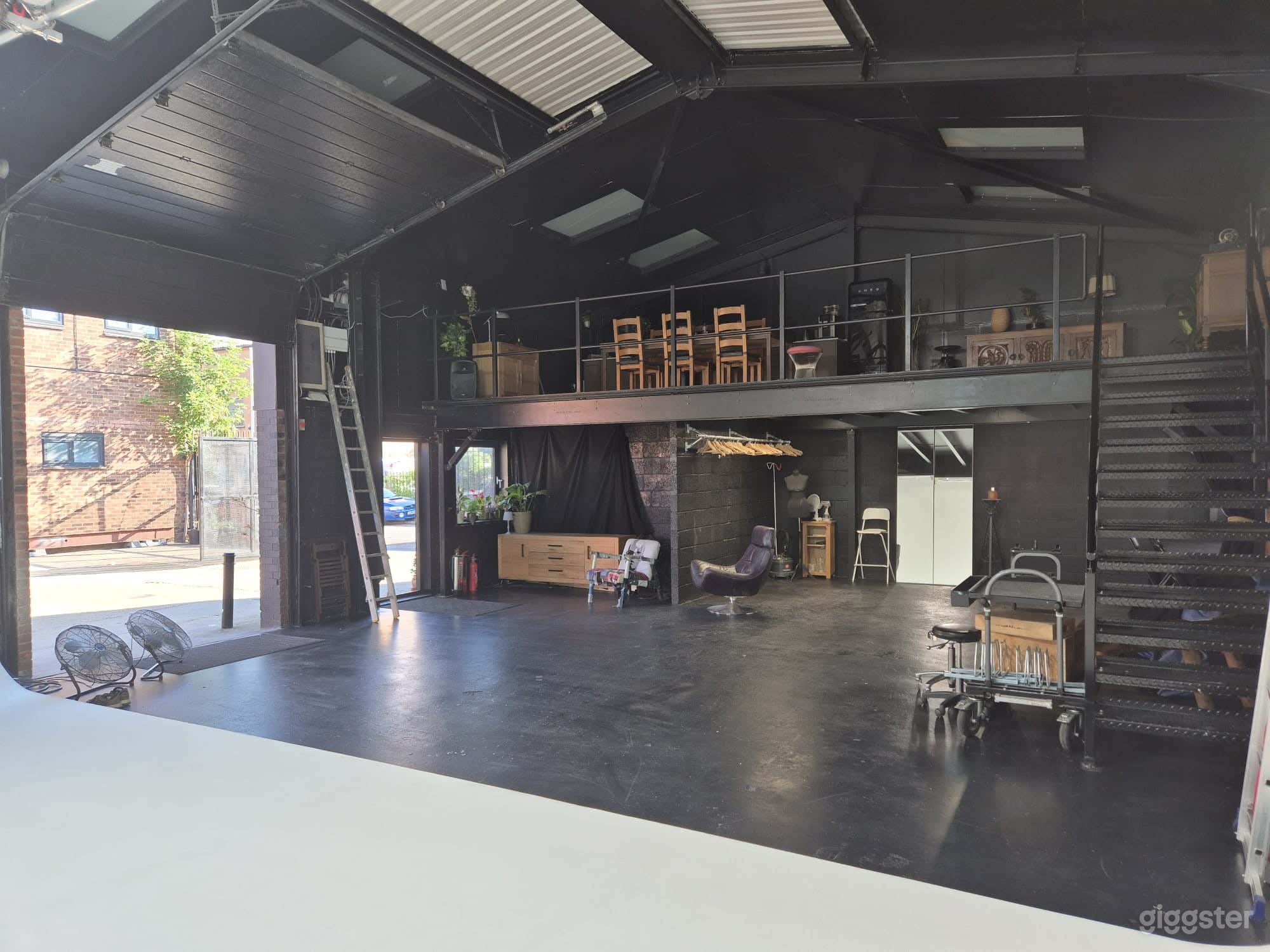 30x28ft Drive-On Infinity Cove Studio | London N15 Photo 4
