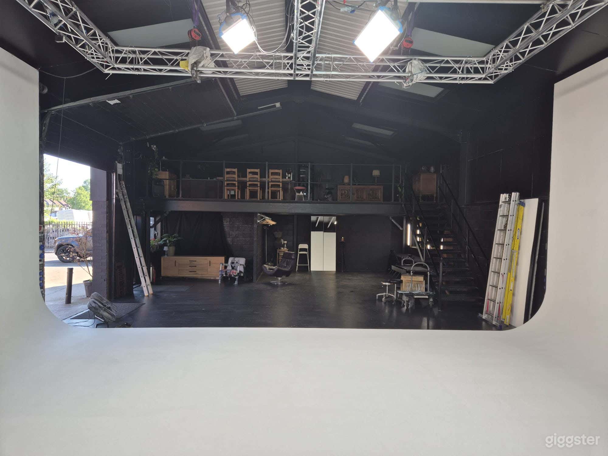 30x28ft Drive-On Infinity Cove Studio | London N15 Photo 3