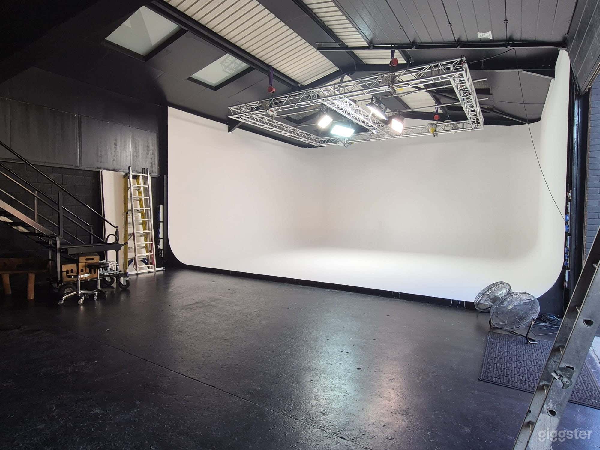 30x28ft Drive-On Infinity Cove Studio | London N15 Photo 1