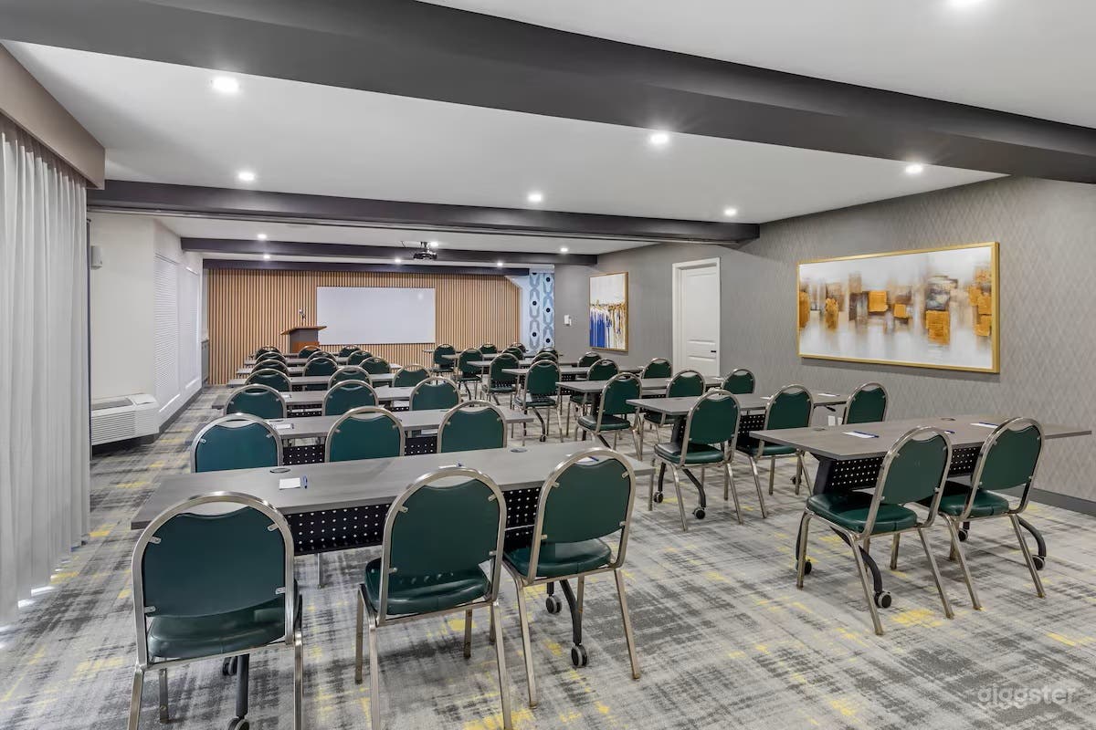 Modern Hotel Suites, Pool & Event Spaces Photo 4