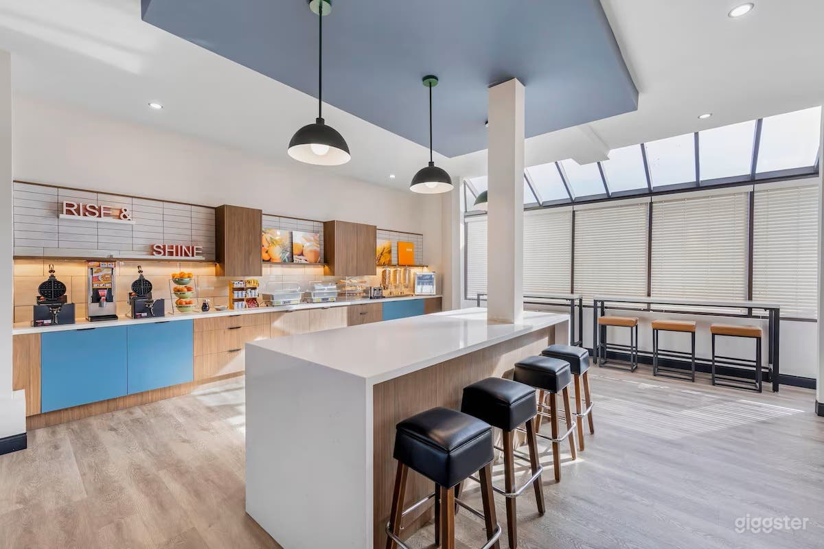 Modern Hotel Suites, Pool & Event Spaces Photo 2