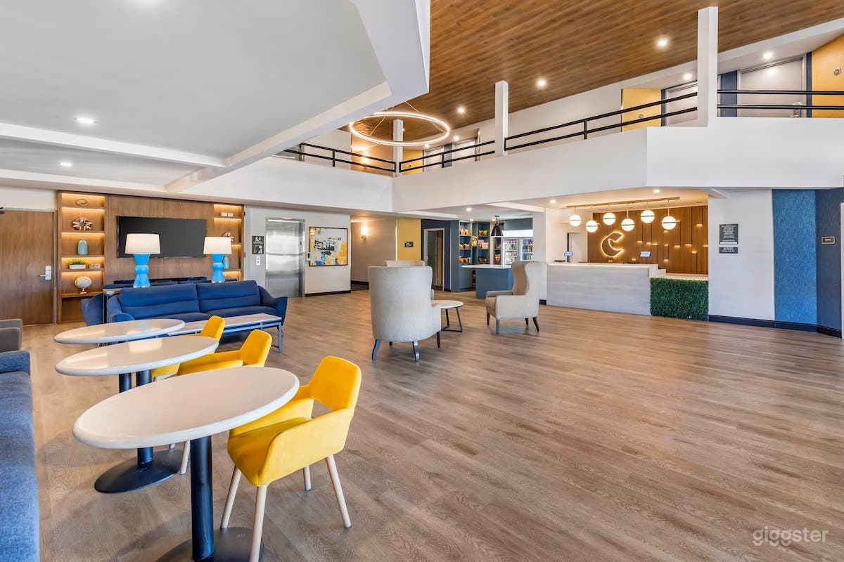 Modern Hotel Suites, Pool & Event Spaces Photo 3