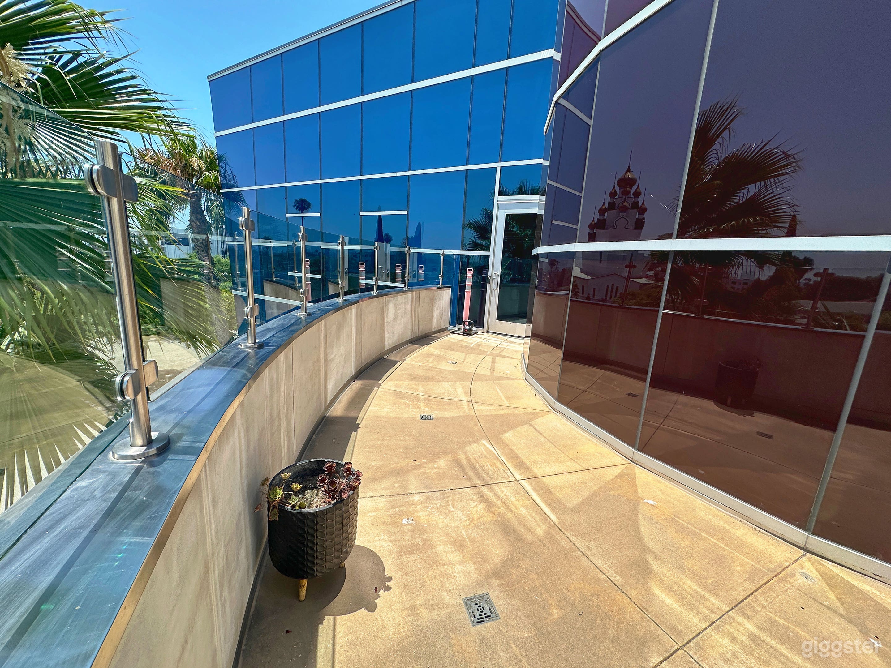 Beautiful 3rd Floor Terrace Overlooking the City Photo 4