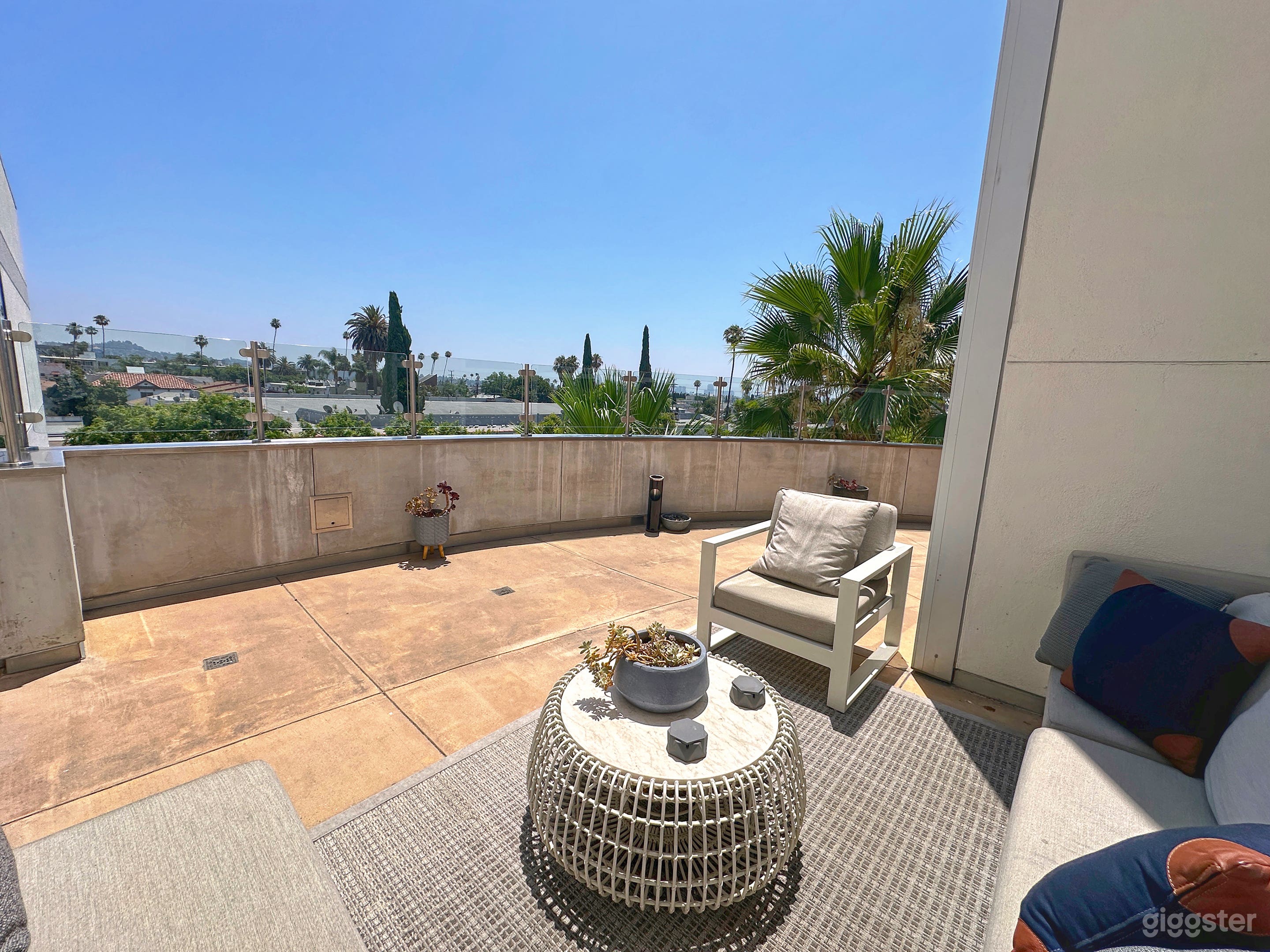 Beautiful 3rd Floor Terrace Overlooking the City Photo 2