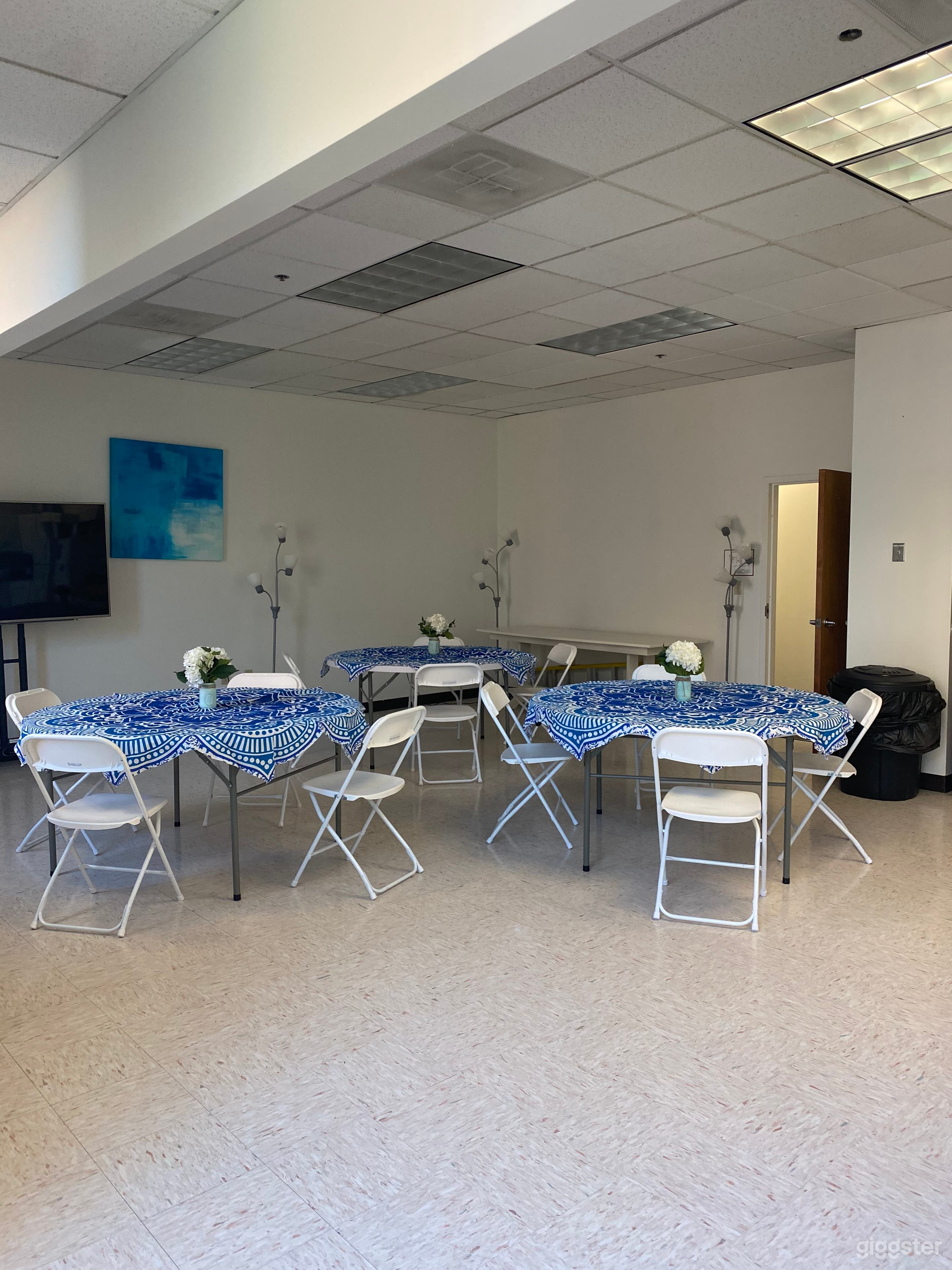 Modern and Versatile Well-Lighted Kitchen Photo 3