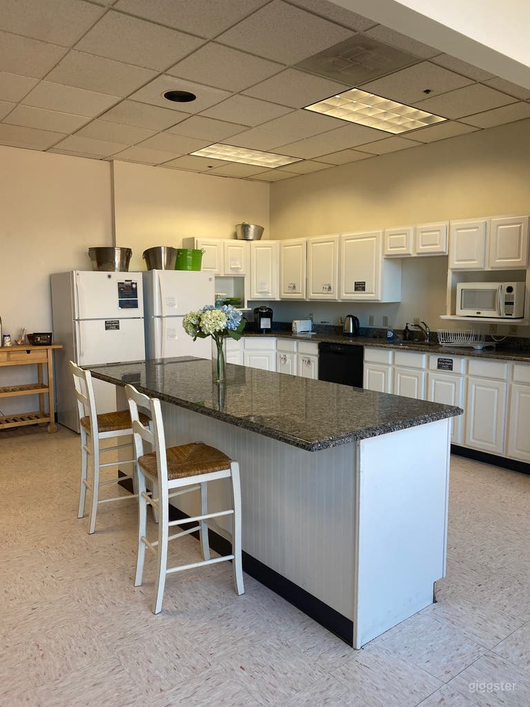  Modern and Versatile Well-Lighted Kitchen 