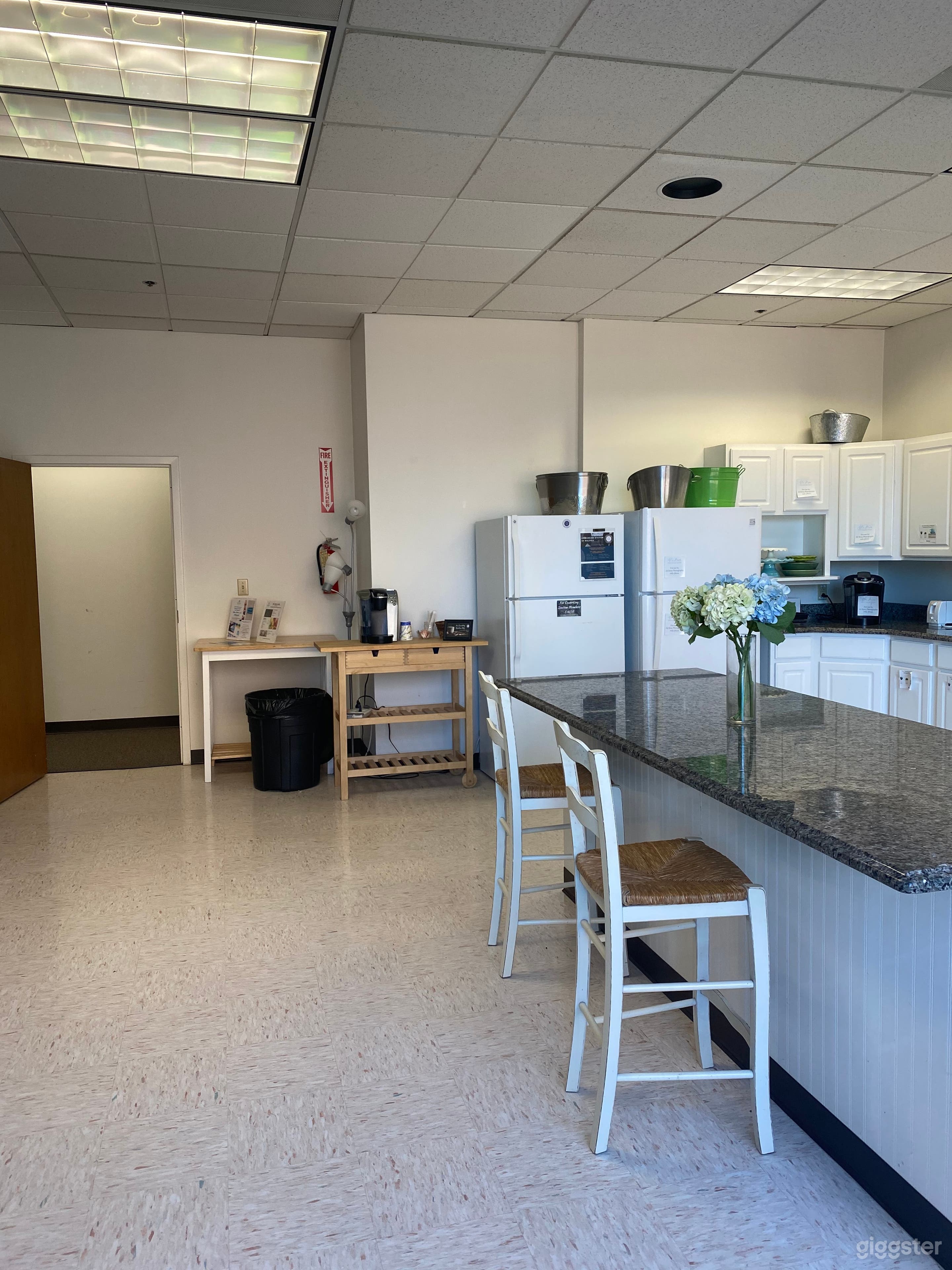 Modern and Versatile Well-Lighted Kitchen Photo 4