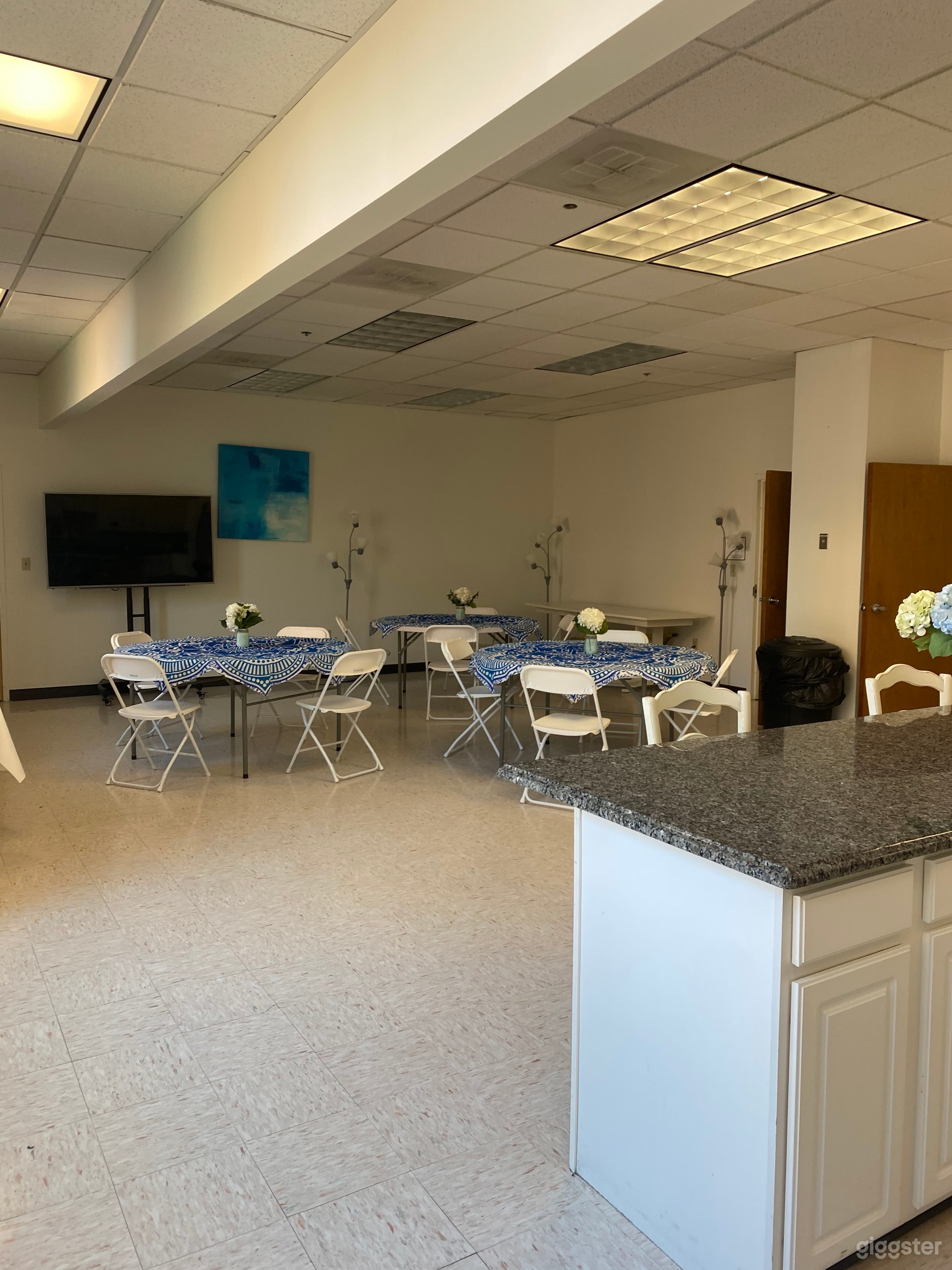 Modern and Versatile Well-Lighted Kitchen Photo 2