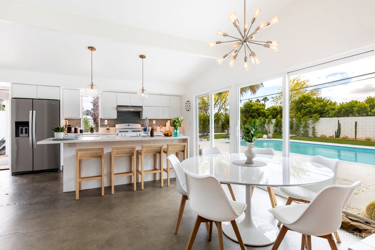  Oasis Chic du Milieu du Siècle 