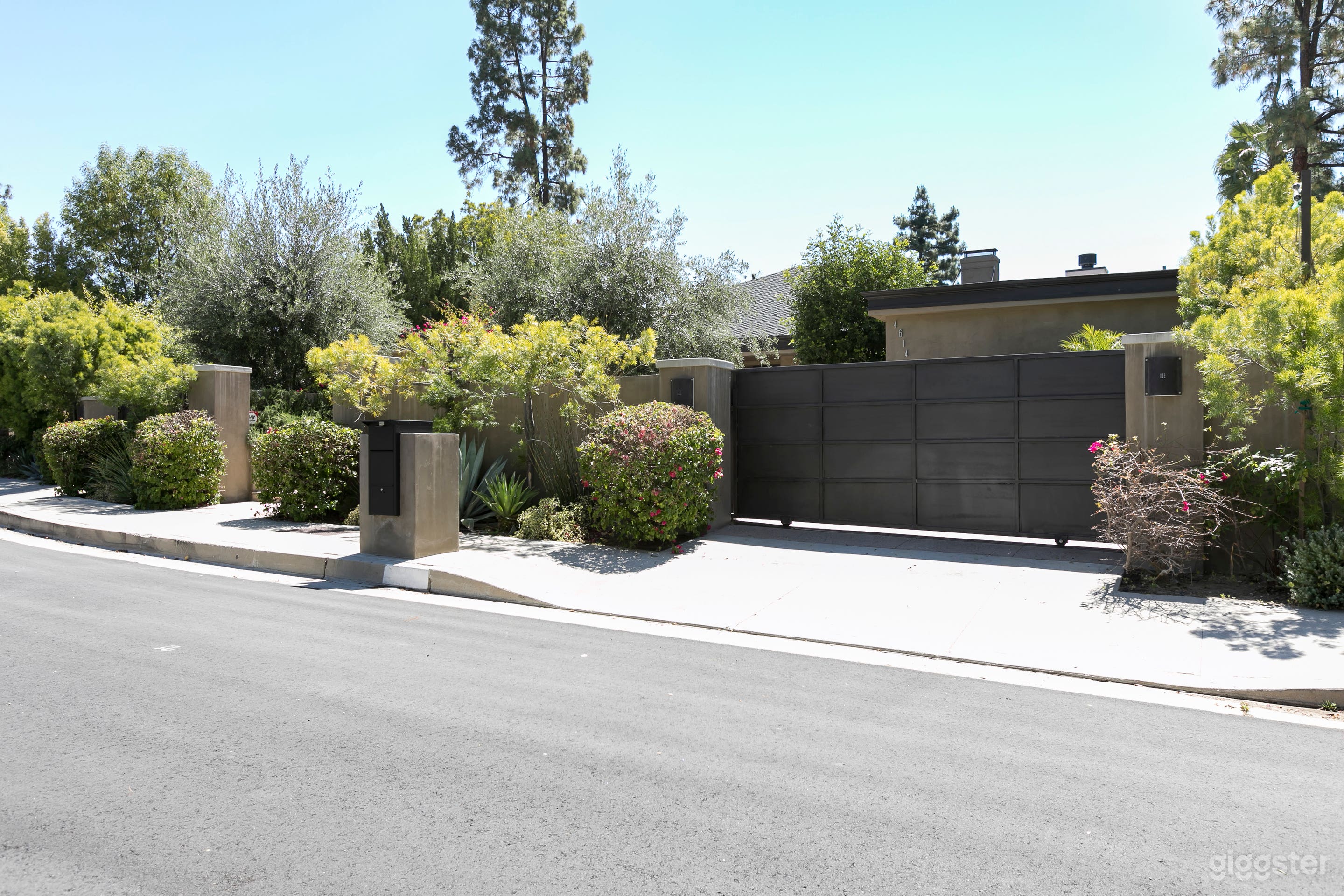 Contemporary with California Pool Photo 4