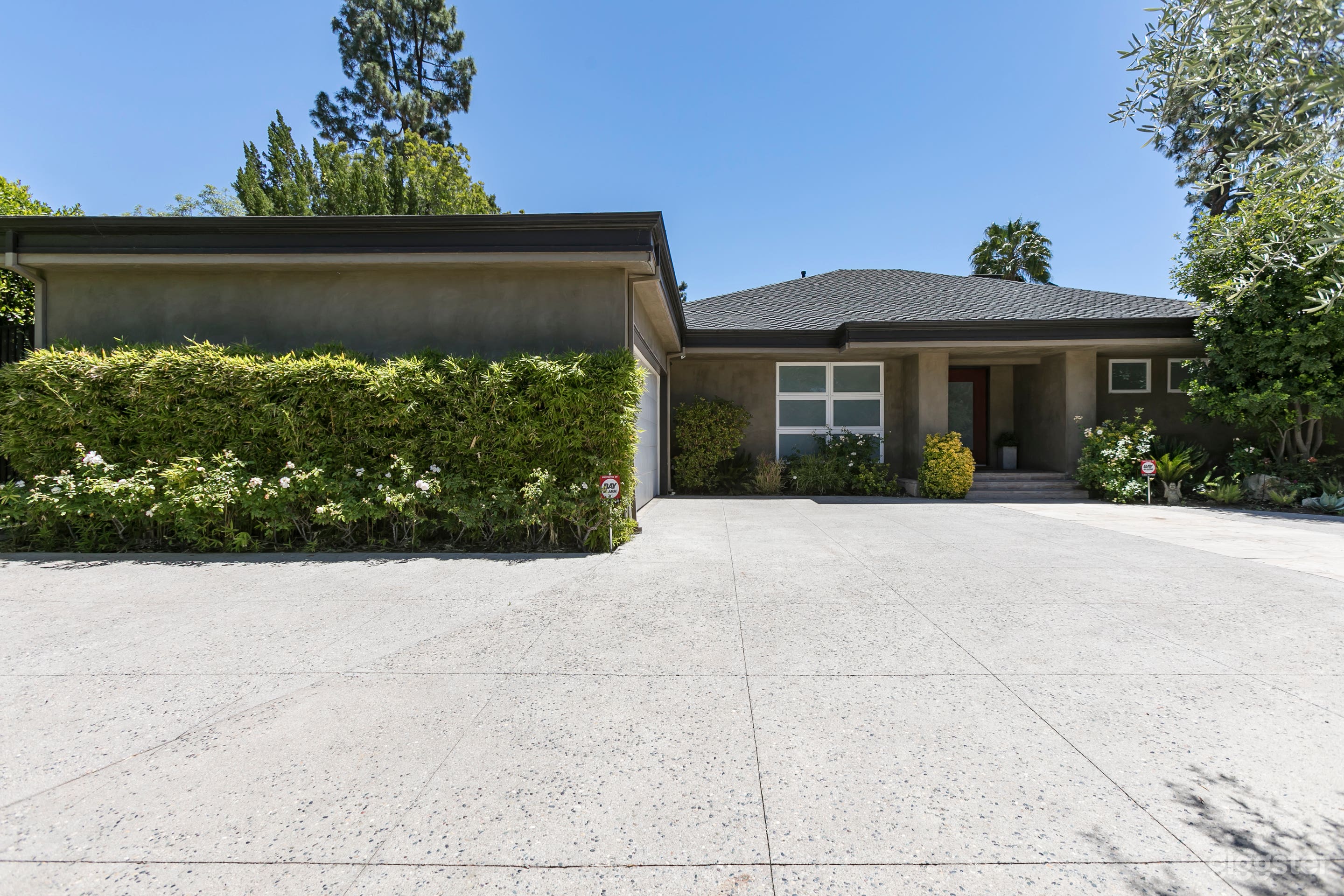 Contemporary with California Pool Photo 1