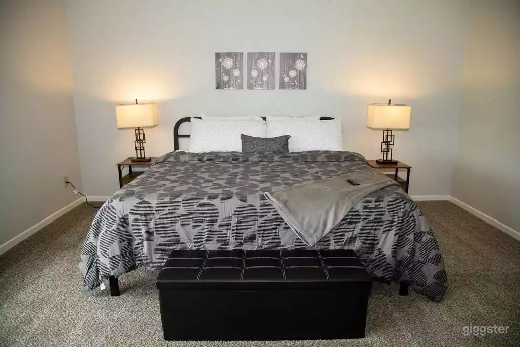 Spacious Retreat near Grand Park: Office,King Bed Photo 3