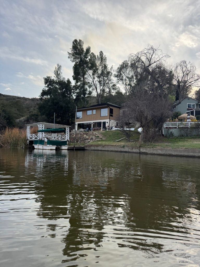 Serene lake house with Mountain View 