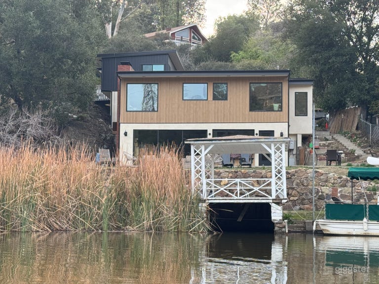  Serene lake house with Mountain View 