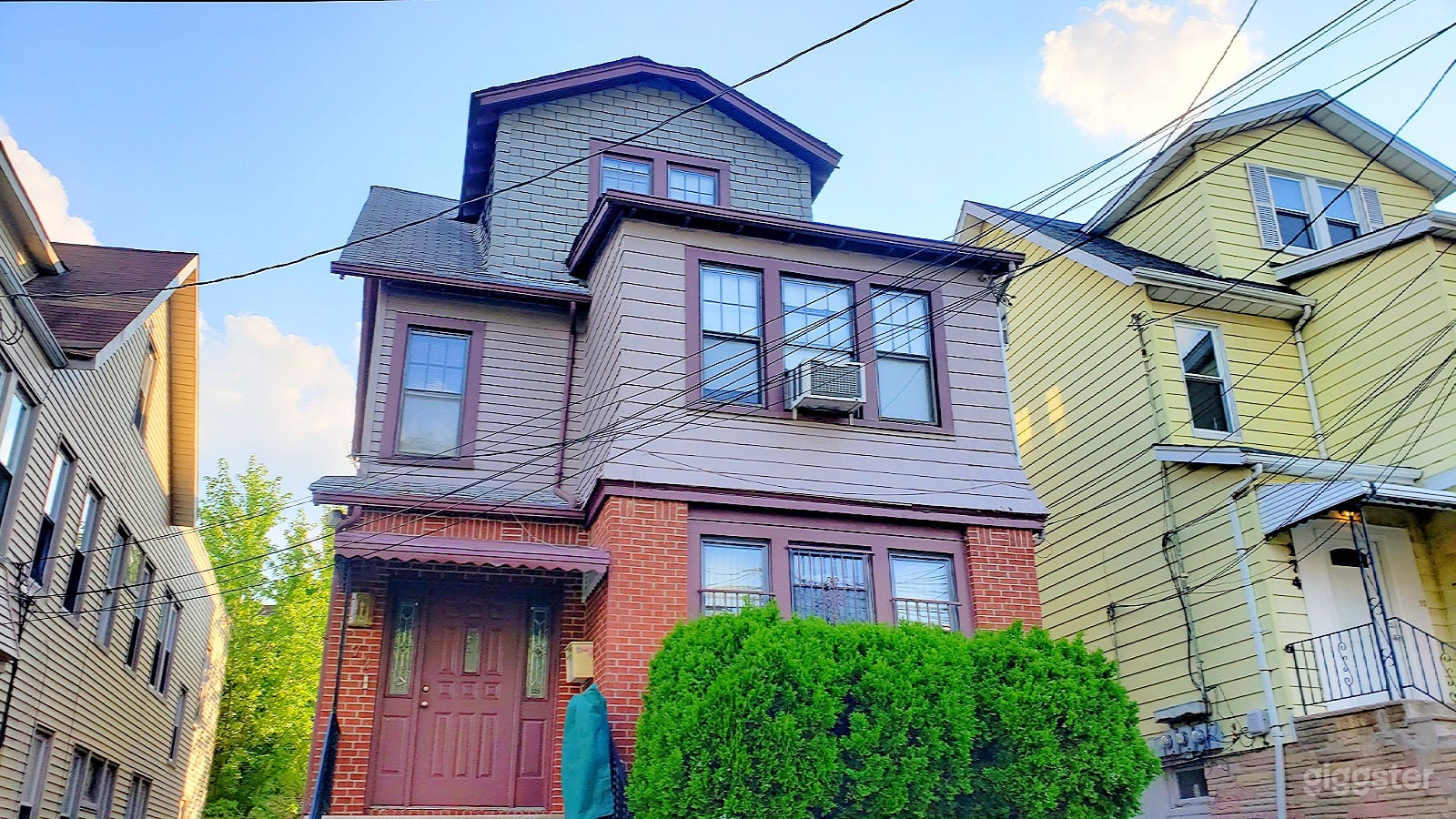 2,984SF 2-Unit Prod. Studio | 6-Veh. Driveway | 12mi to NYC Photo 1
