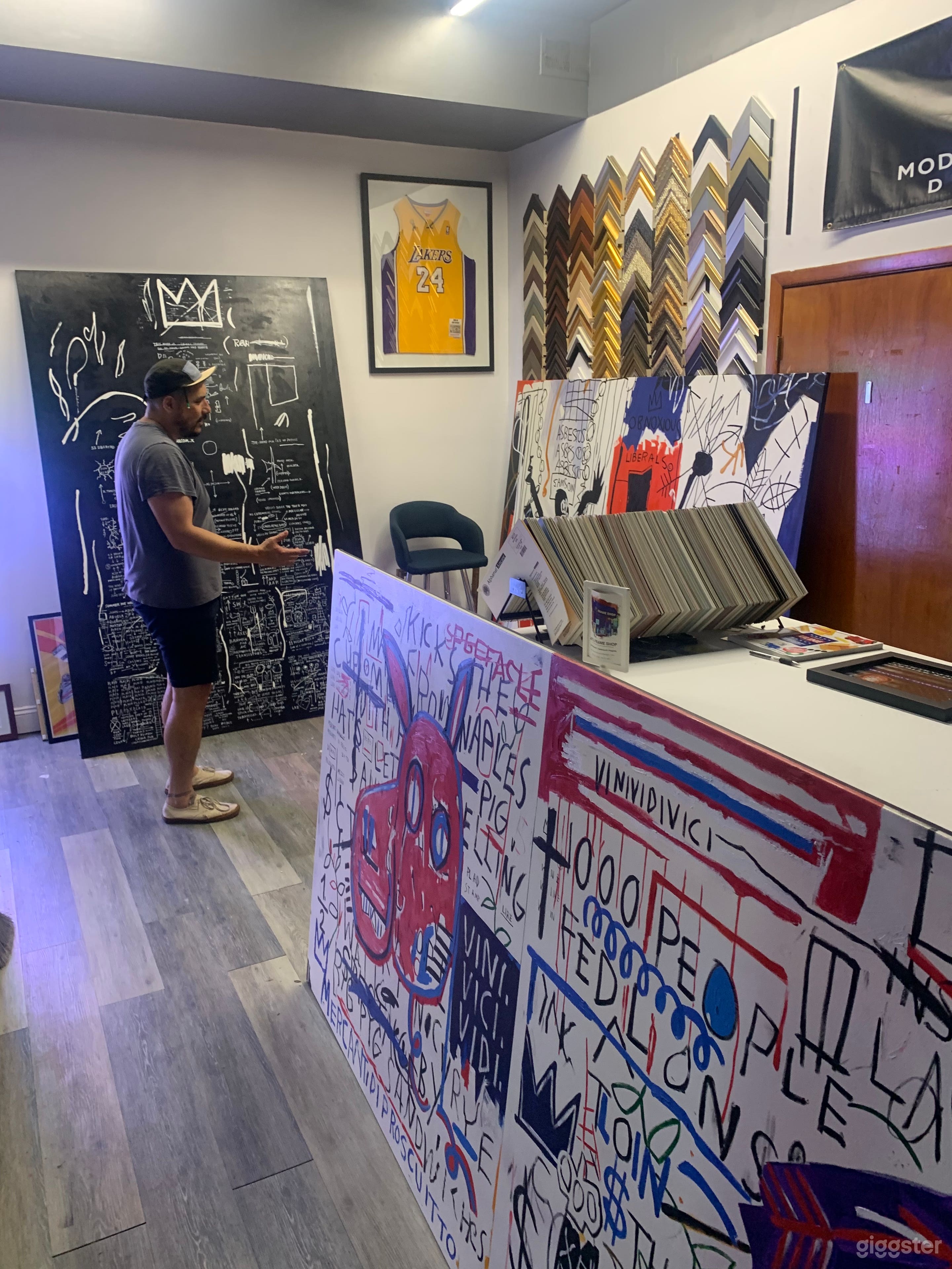 Elegant Art &amp; Picture Frame Corner Retail Shop in New Jersey Photo 4