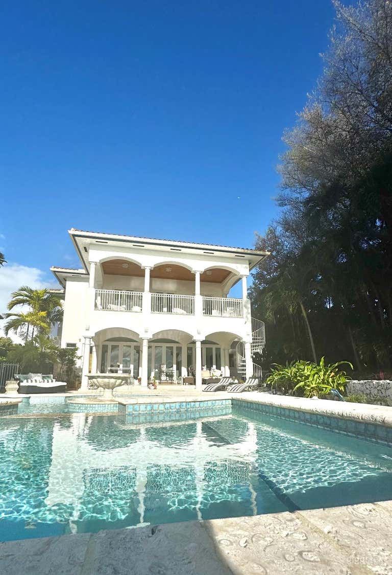  Luxury Waterfront Estate 