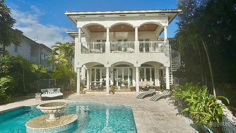  Luxury Waterfront Estate 
