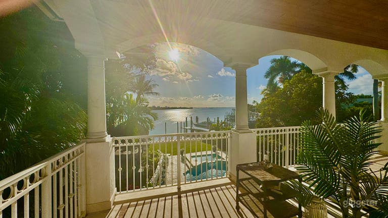  Luxury Waterfront Estate 