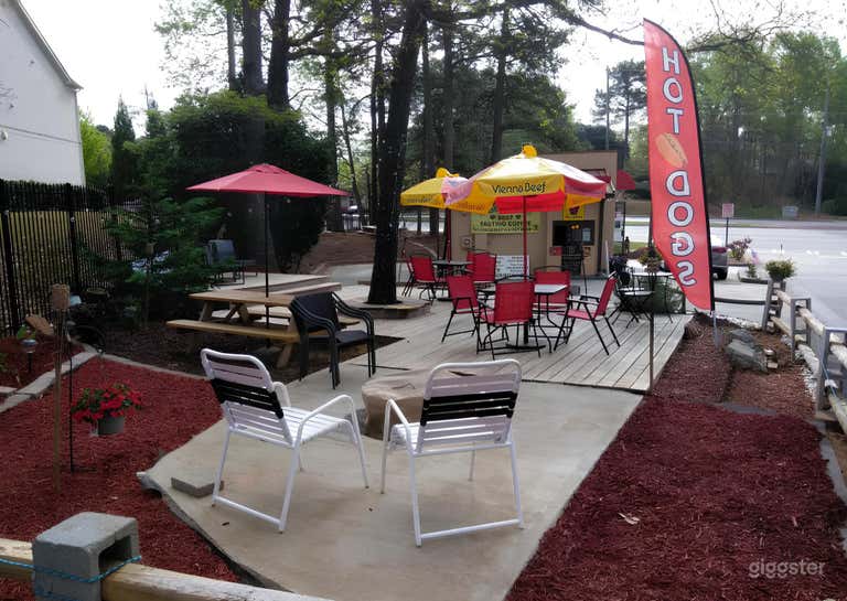 Espace Patio Café Caché avec Ambiance Accueillante 