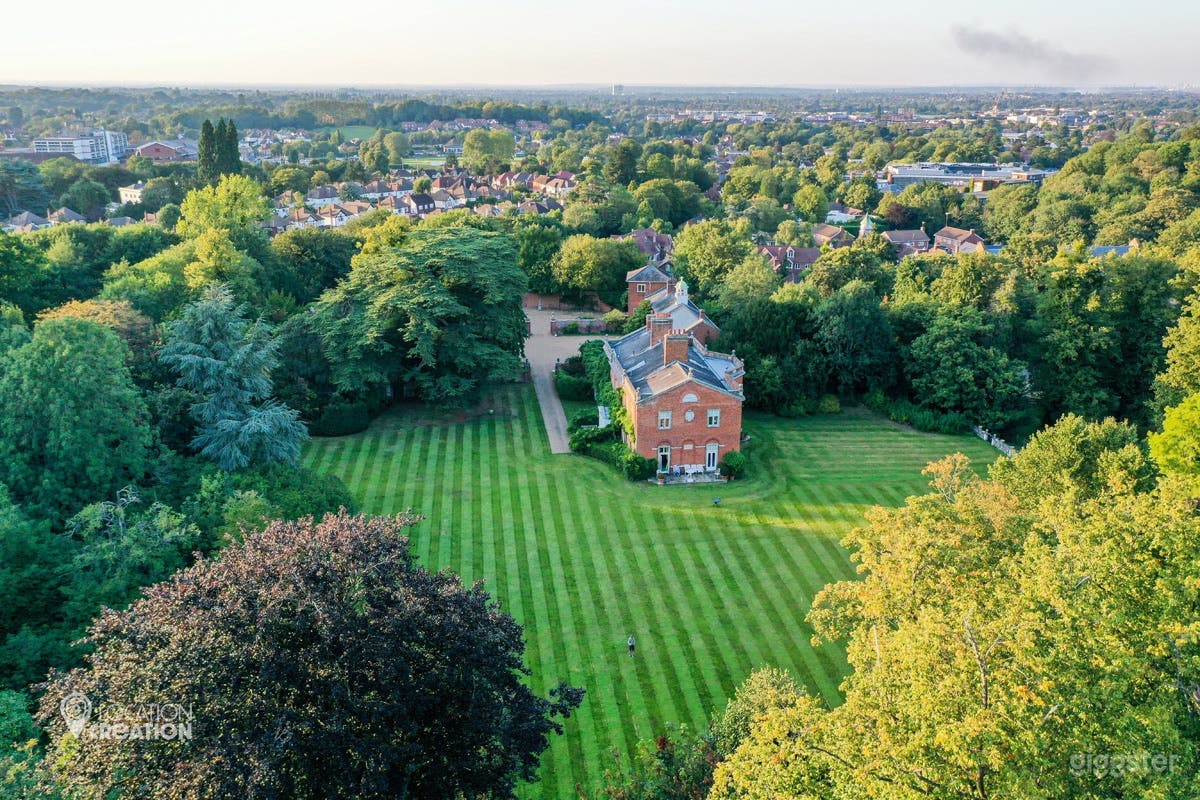 Greengate, with immaculate lawn and paddocks Photo 3