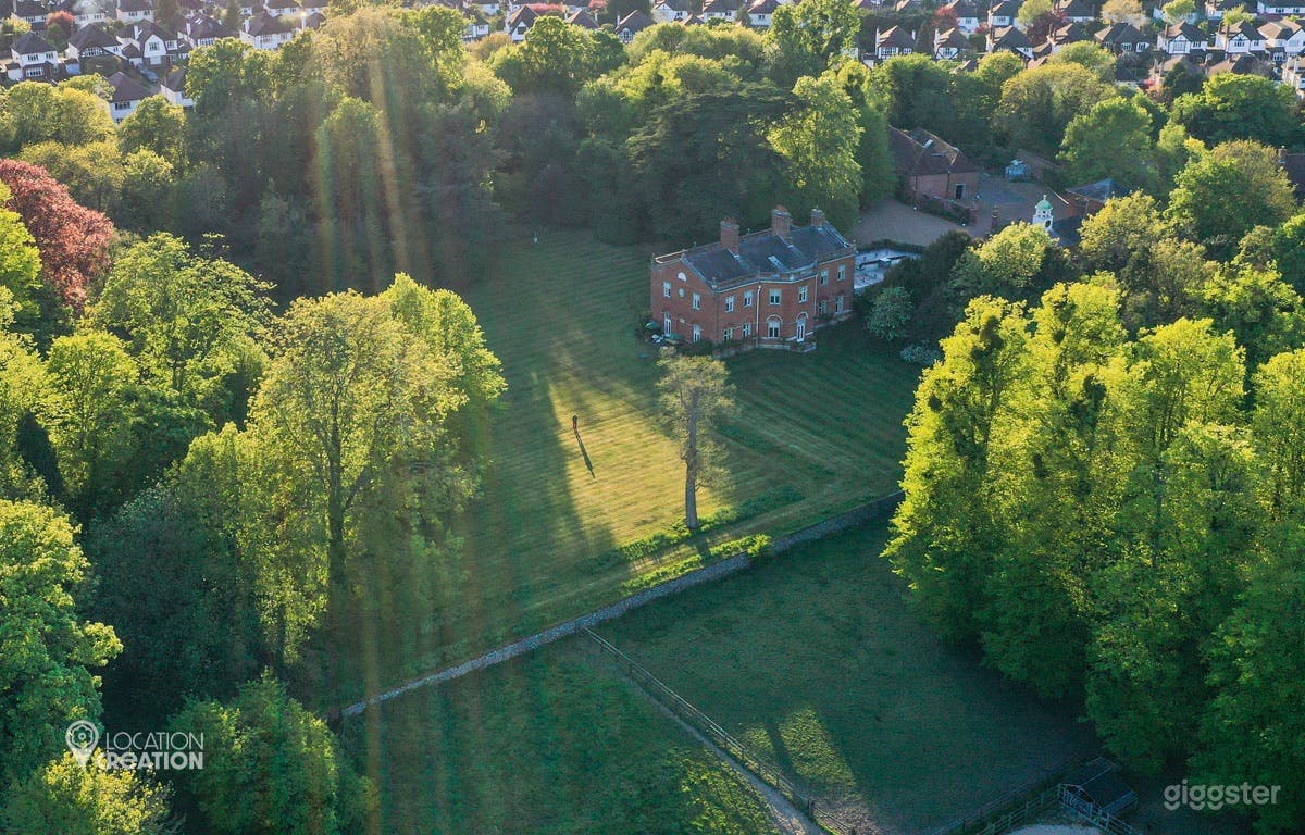 Greengate, with immaculate lawn and paddocks Photo 4