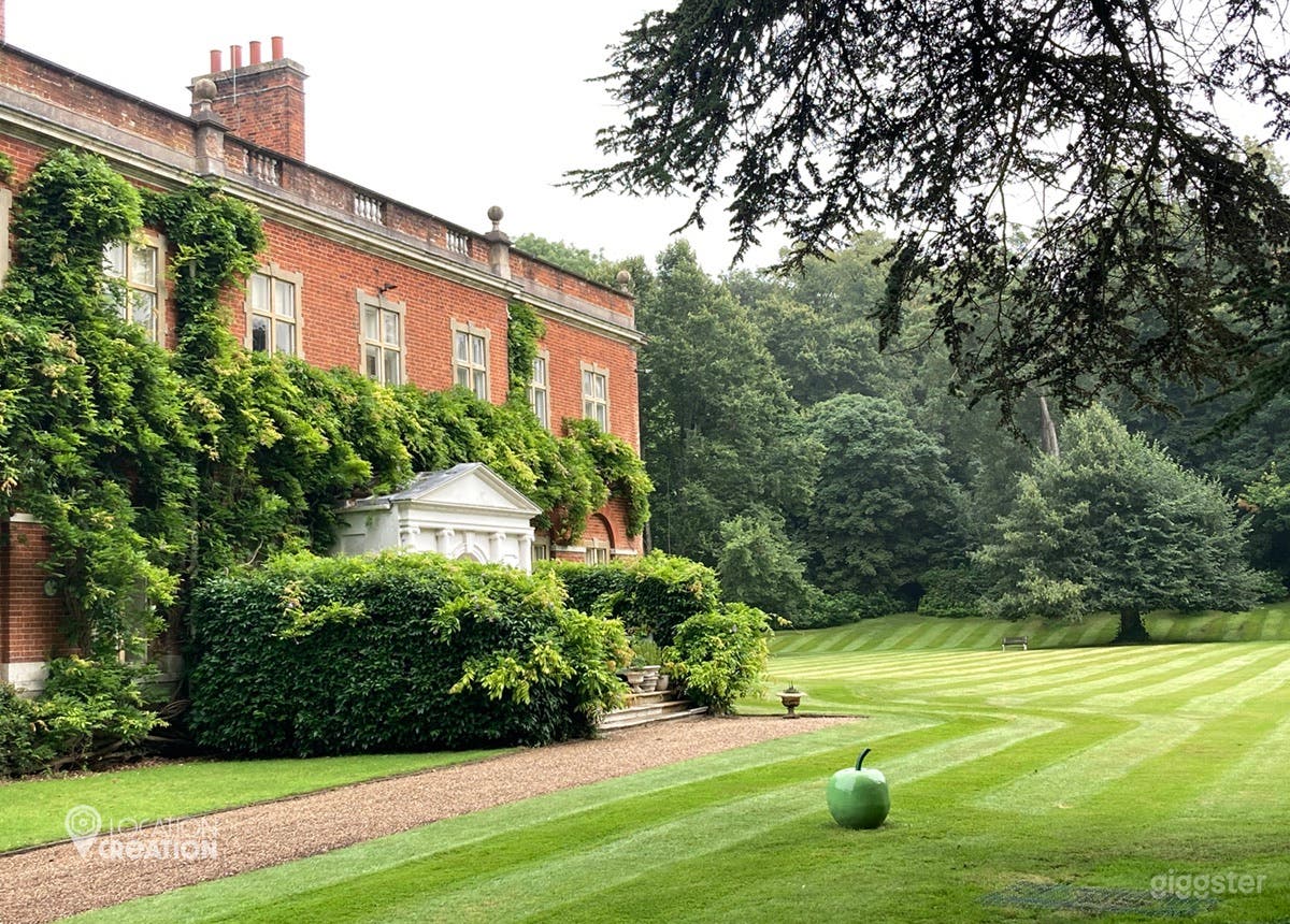 Greengate, with immaculate lawn and paddocks Photo 1