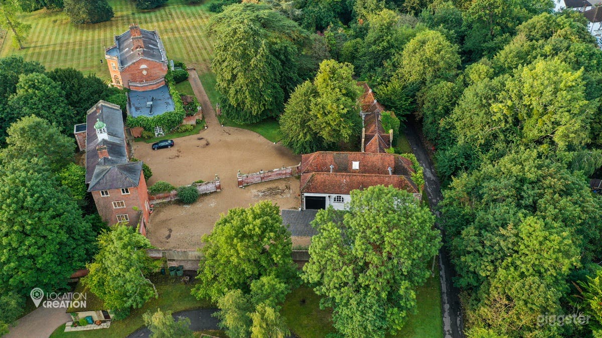 Greengate, with immaculate lawn and paddocks Photo 2