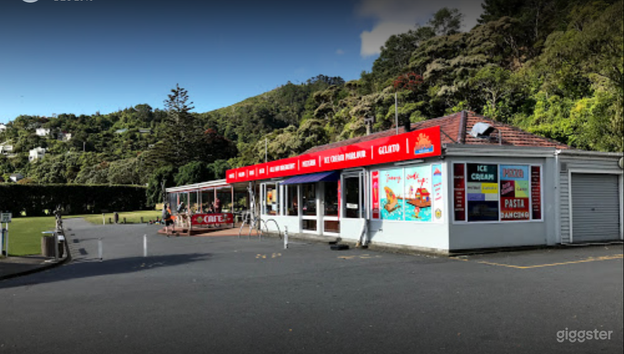Indoor/Outdoor Café with Spectacular views of Wellington Photo 4