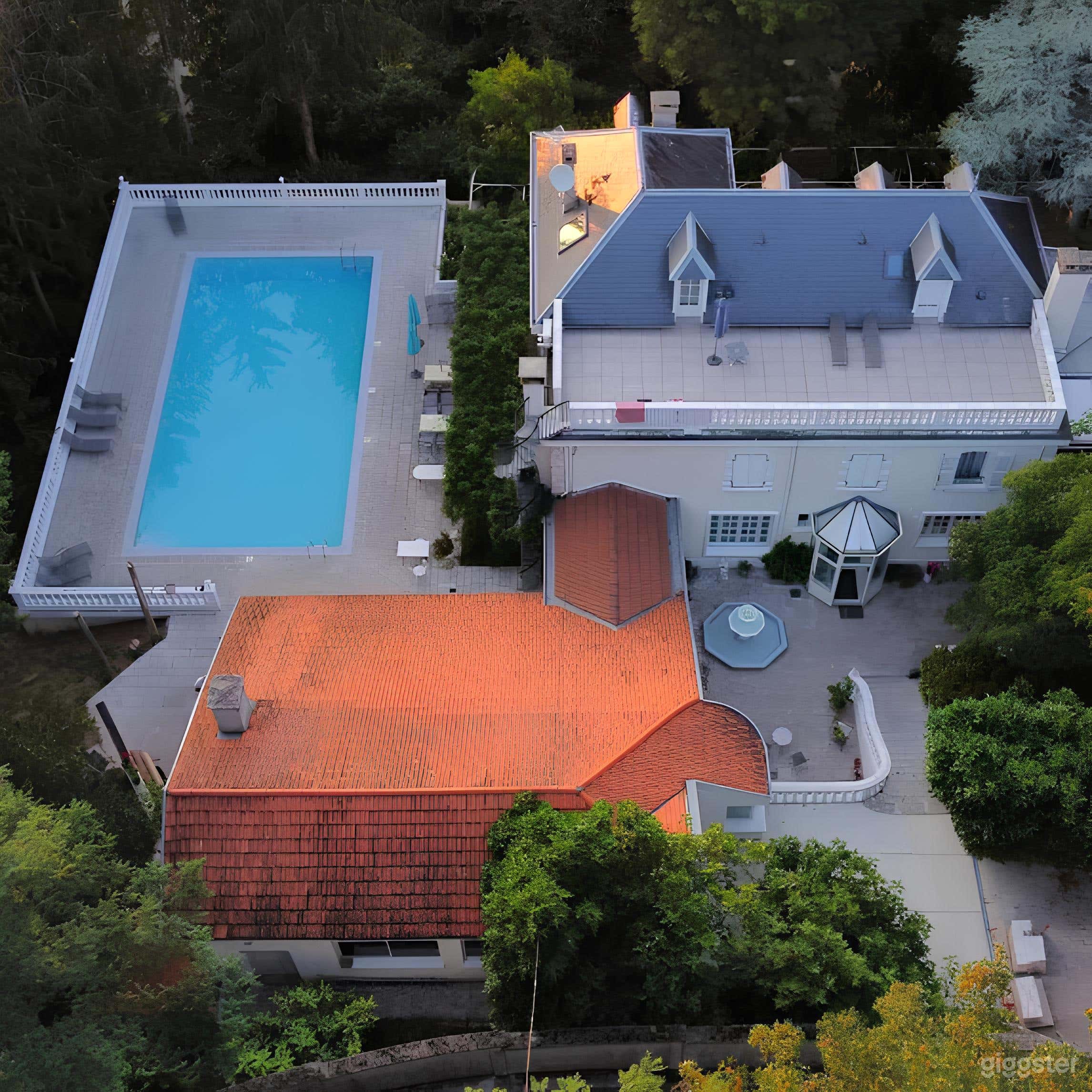 Photo de Prestigious Residence Surrounded by Pines with Pool 4