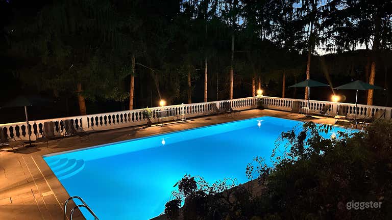  Prestigious Residence Surrounded by Pines with Pool 