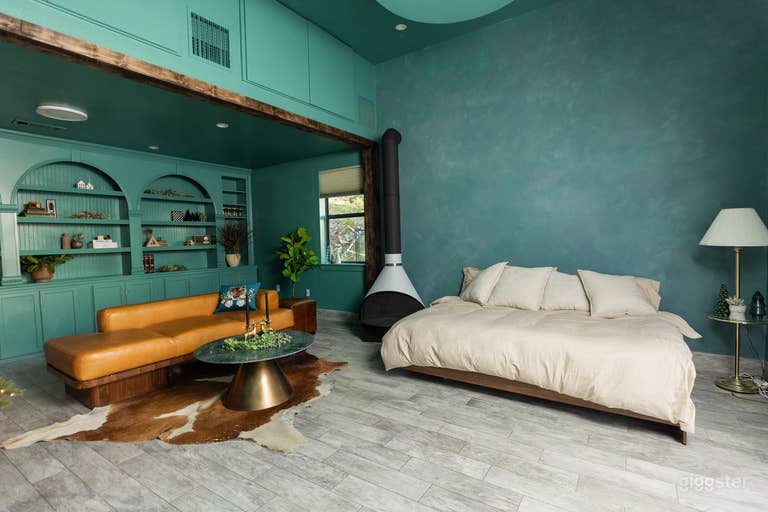  THE LOUNGE 