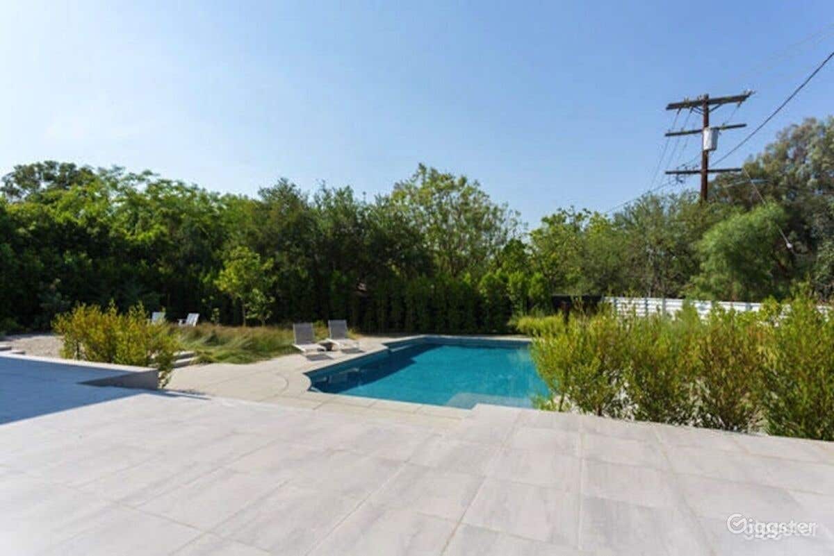 Pool with view in Modern Tarzana Photo 2