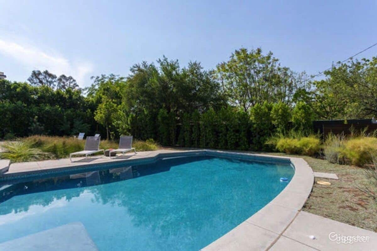 Pool with view in Modern Tarzana Photo 4