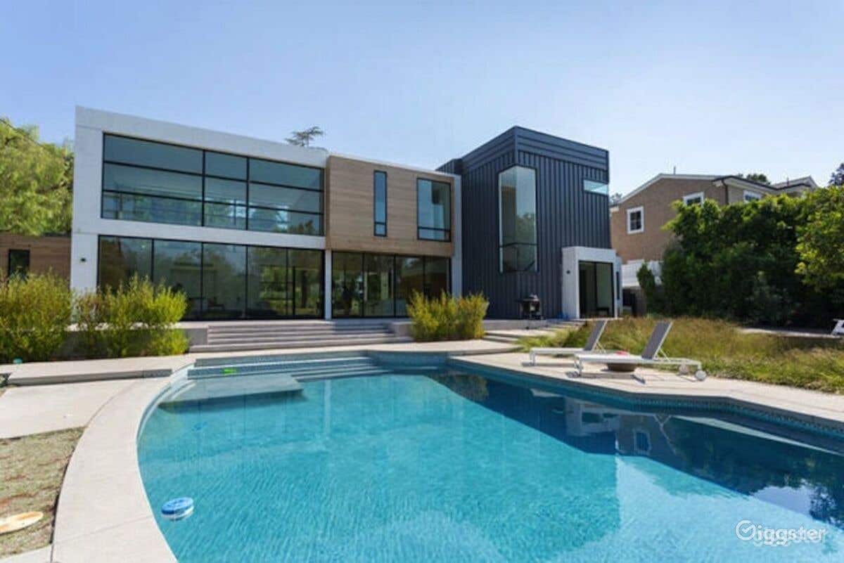 Pool with view in Modern Tarzana Photo 1