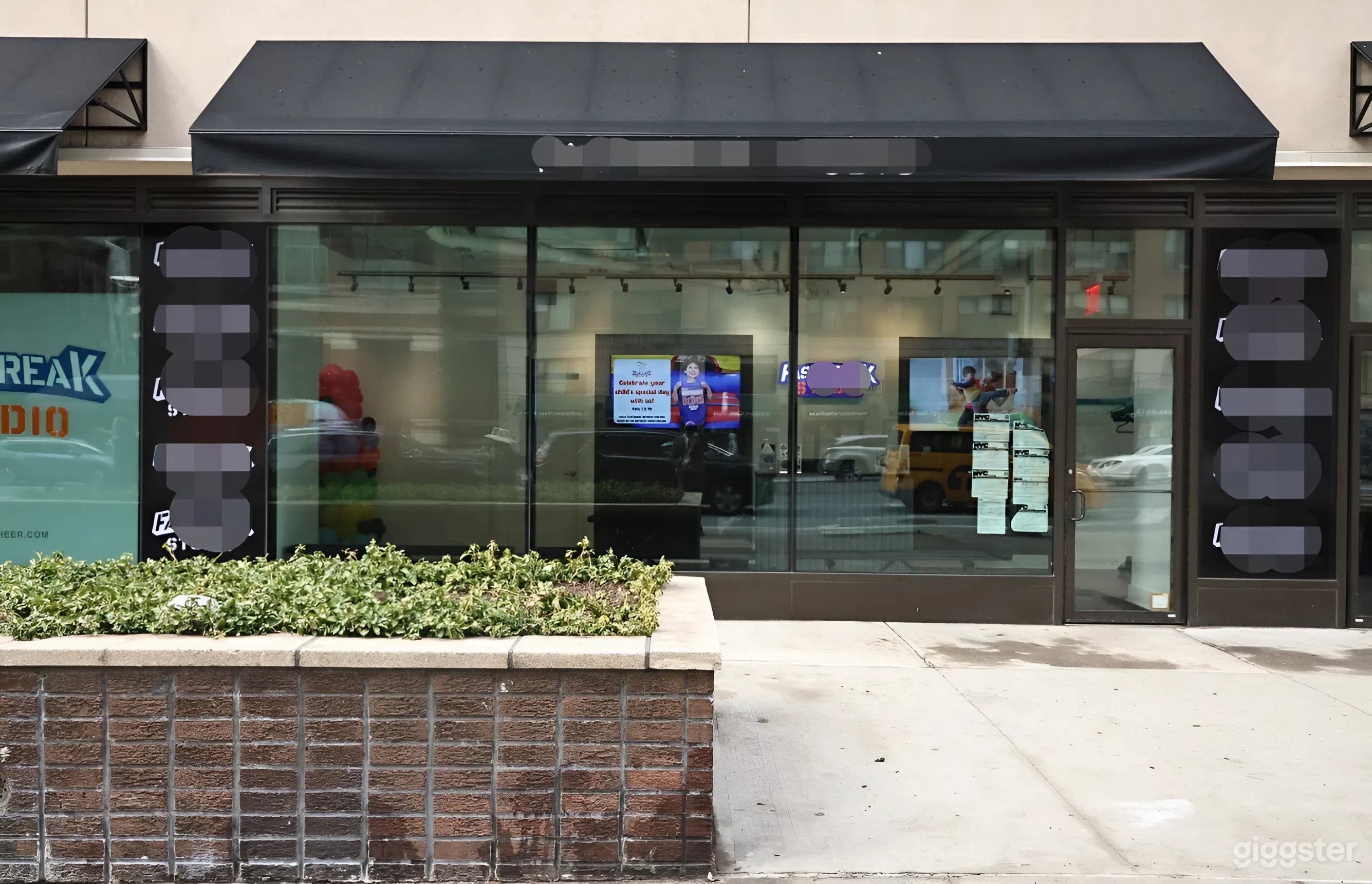 Bright, Mirror-Lined Event Studios on NYC’s Upper East Side Photo 1