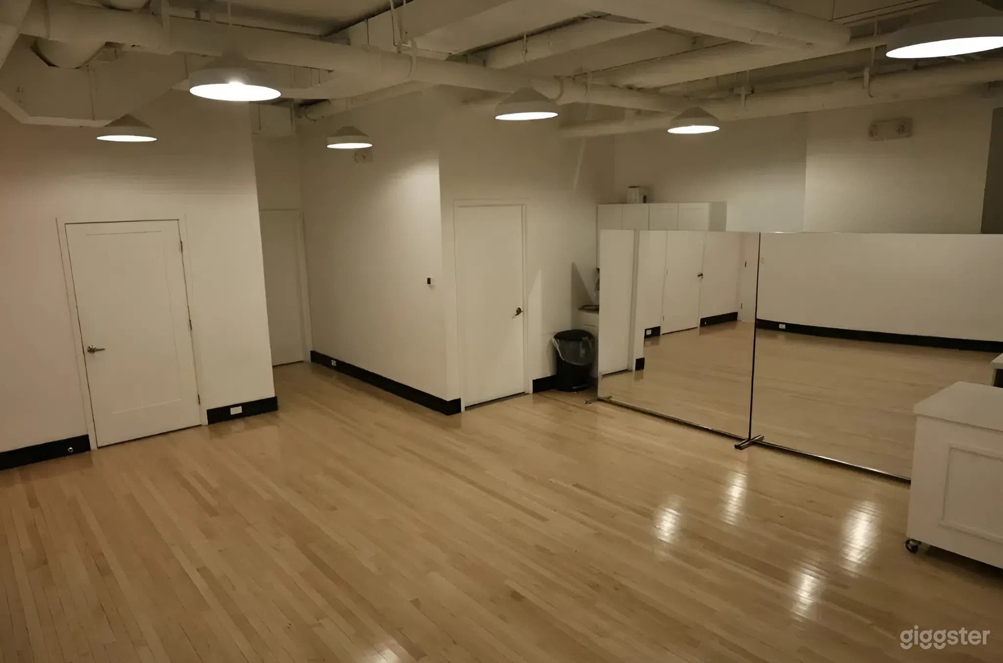 Bright, Mirror-Lined Event Studios on NYC’s Upper East Side Photo 4