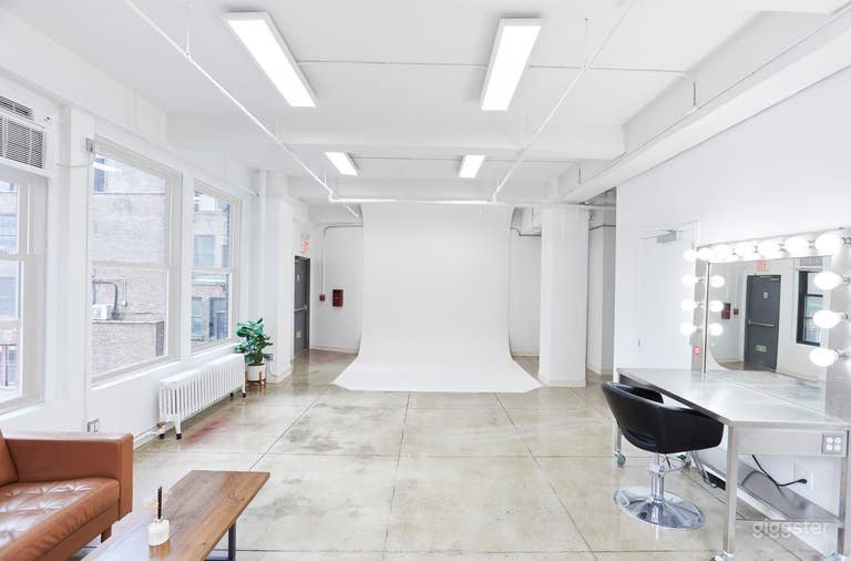  14C Manhattan Cyc wall + Balcony + Free Equipemnt 