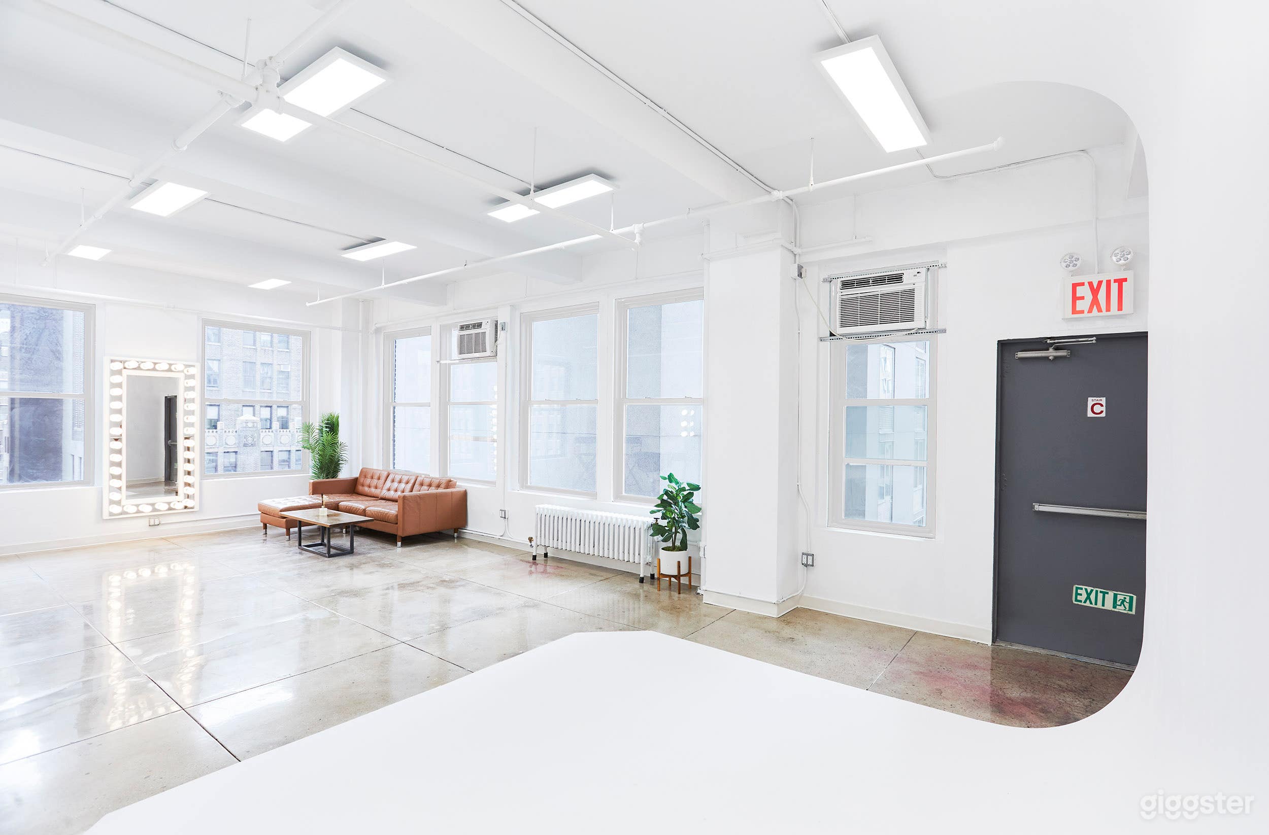 14C Manhattan Cyc wall + Balcony + Free Equipemnt Photo 3