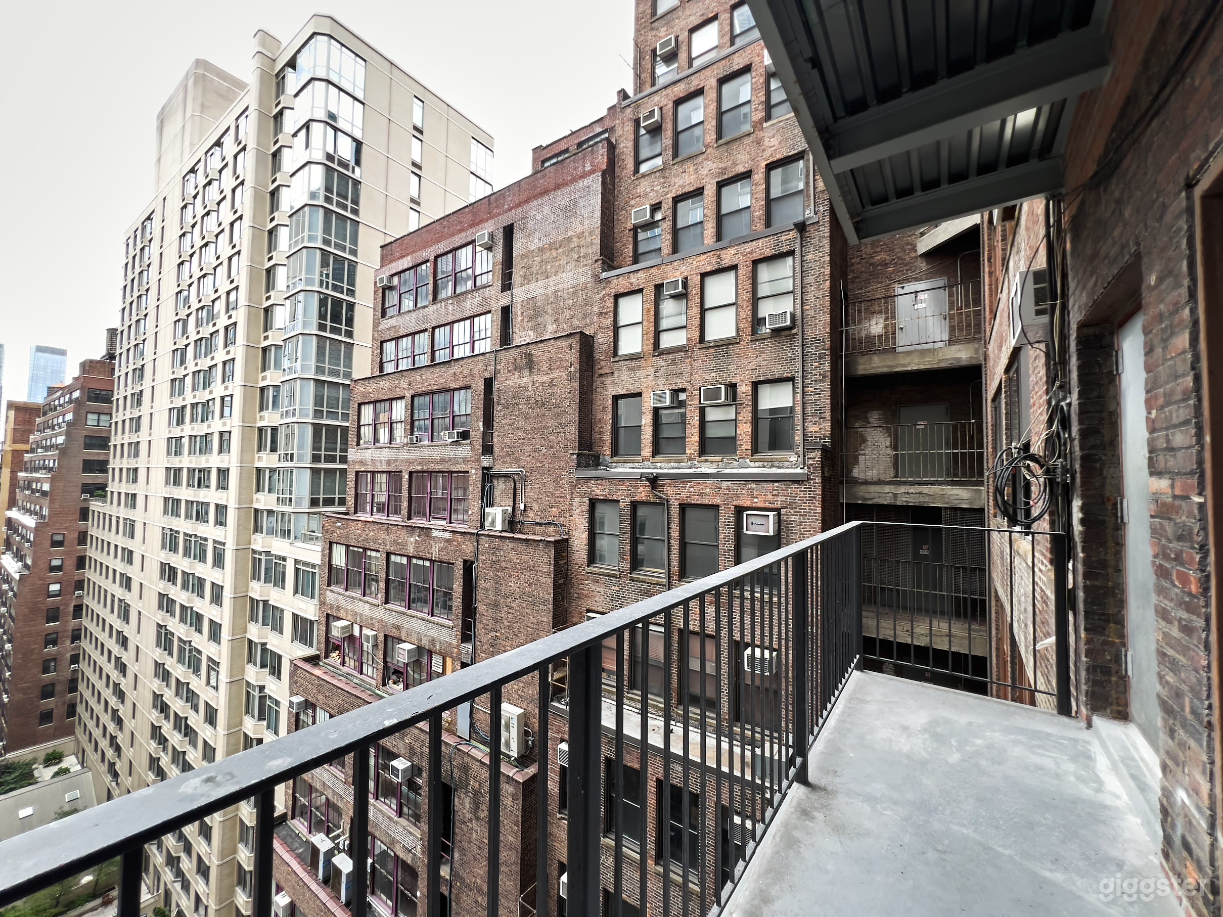 14C Manhattan Cyc wall + Balcony + Free Equipemnt Photo 2