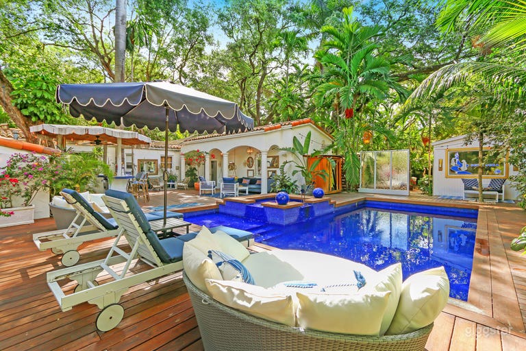  Urban Oasis with Lush Tropical Foliage 