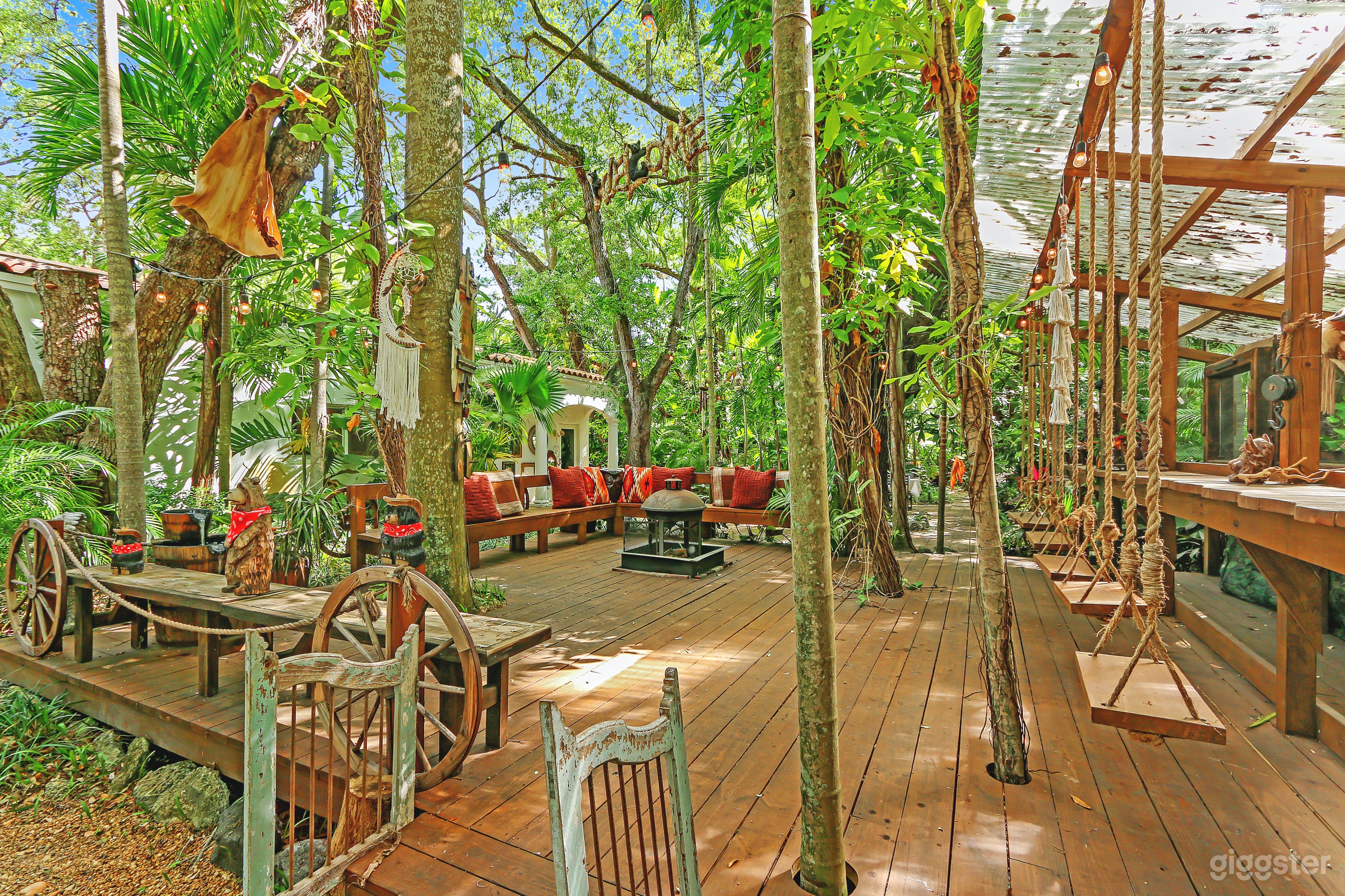 Urban Oasis with Lush Tropical Foliage Photo 3