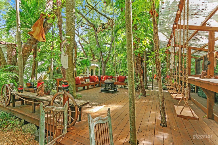  Urban Oasis with Lush Tropical Foliage 