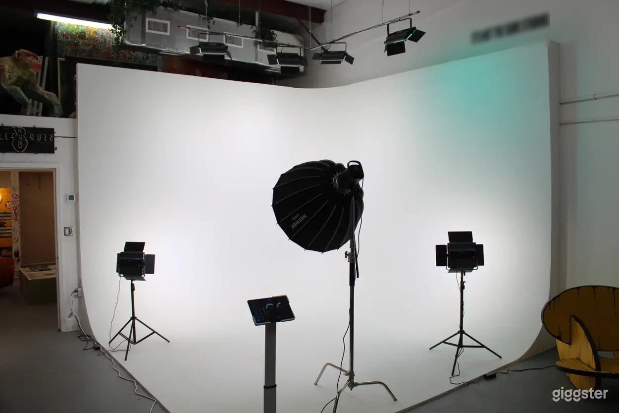 Creative Photography Studio with Cyclorama and RGB lighting Photo 2