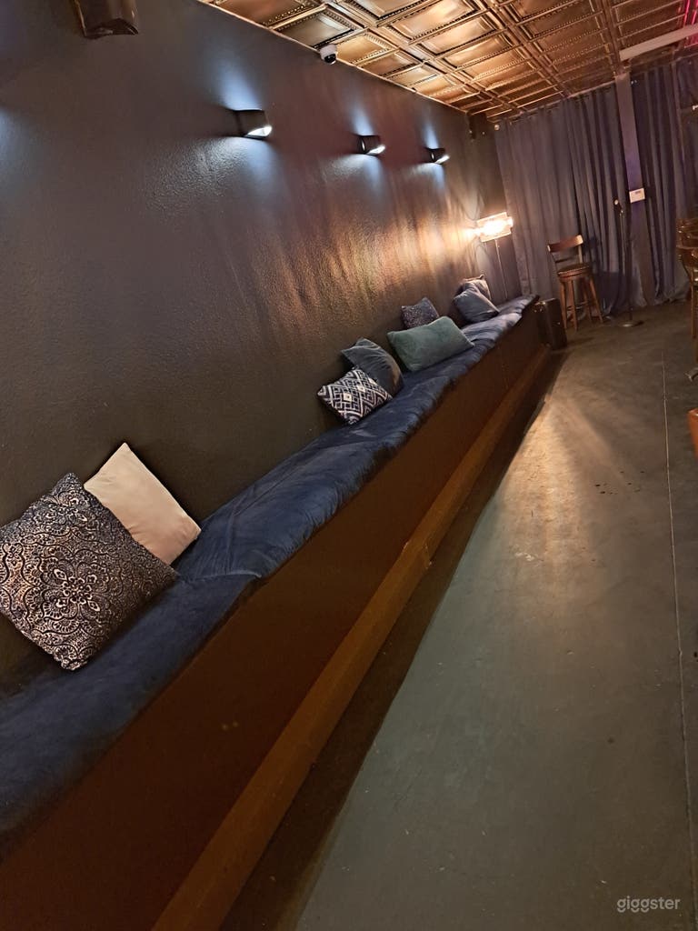  el área de salón, directamente detrás del bar 