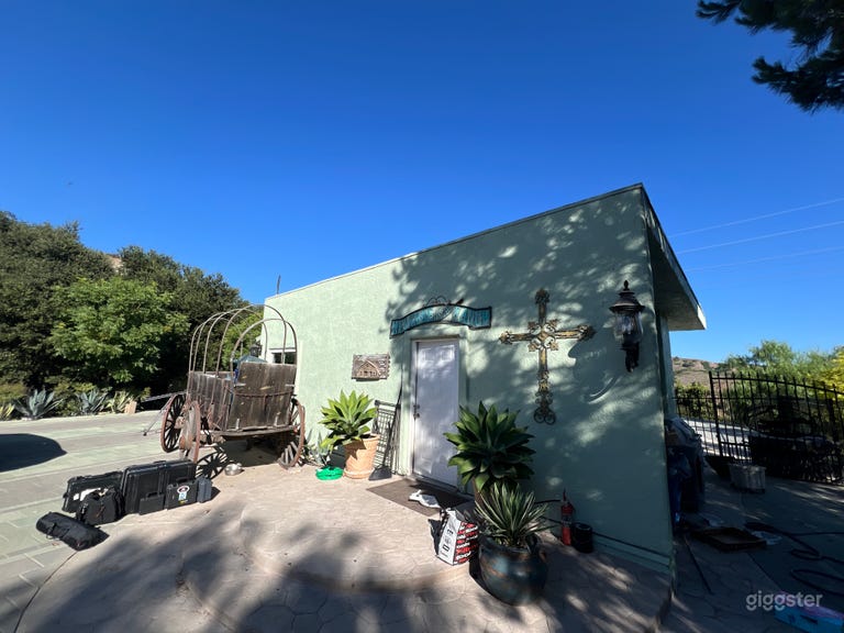  Modern House in the heart of a 500 acres Ranch 