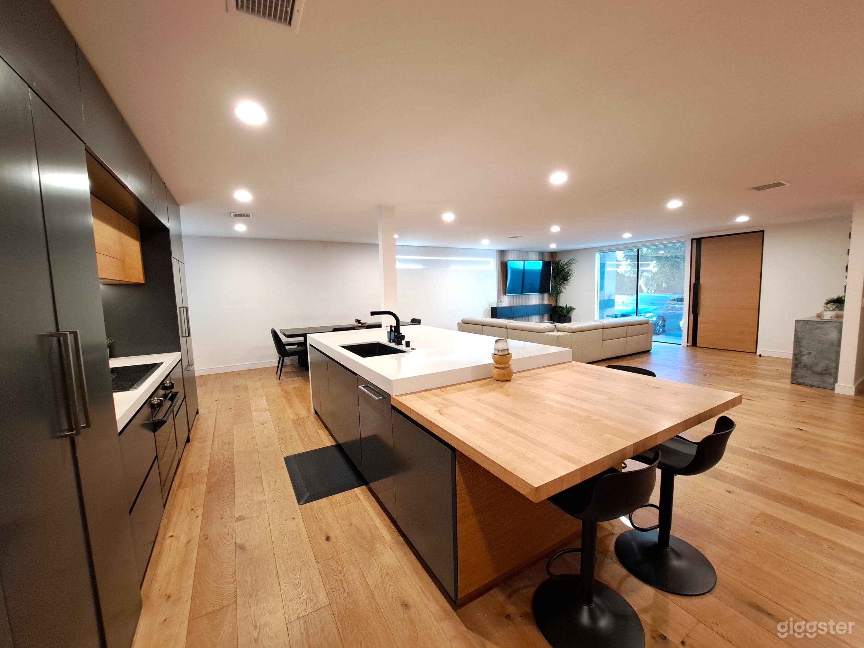 Contemporary Family Home Just Renovated Photo 4